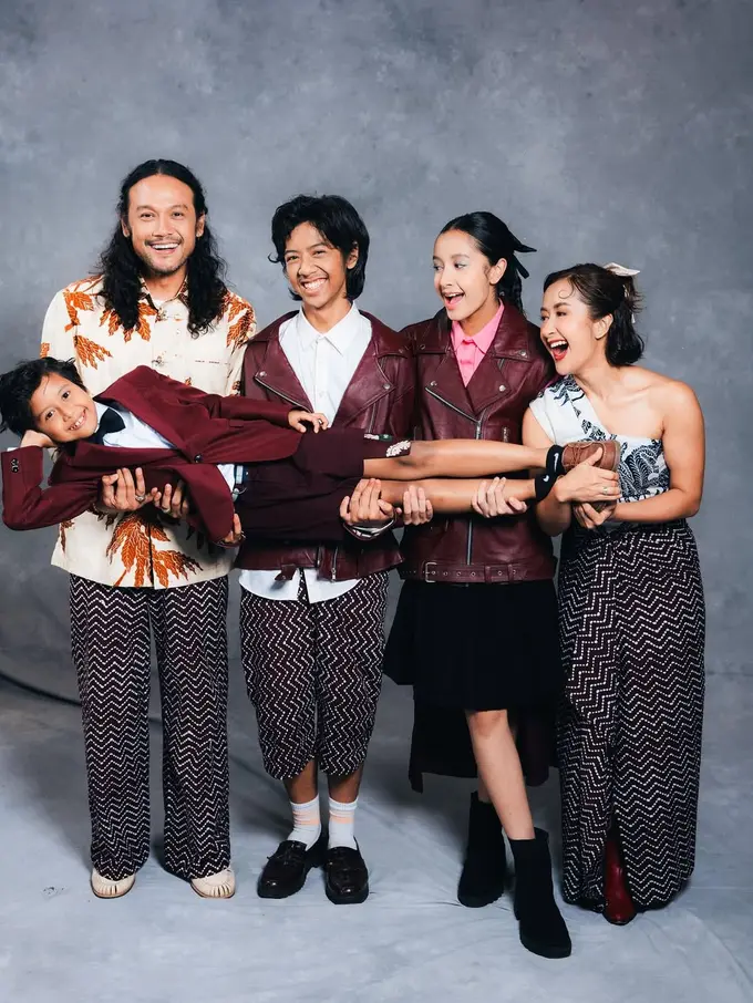 Gaya Unik Foto Keluarga Dwi Sasono dan Widi Mulia, Tampil Hangat dalam Sentuhan Wastra