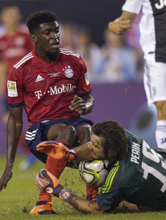 Pemain Bayern Munchen, Kwasi Okyere (kiri) berebut bola dengan kiper Juventus, Mattia Perin pada laga International Champions Cup 2018 di Lincoln Financial Field, Philadelphia, (25/7/2018). Juventus menang 2-0. (AFP/Eduardo Munoz Alvarez)