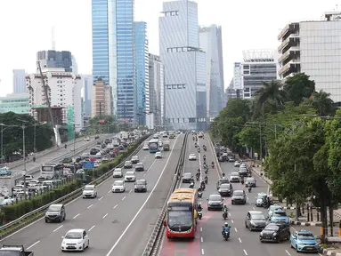 Sejumlah kendaraan melintas di ruas tol Jalan Gatot Soebroto, Jakarta, Rabu (30/1). Ketua DPR Bambang Soesatyo mengusulkan agar pemerintah mulai mewacanakan perizinan penggunaan jalan tol oleh pengguna sepeda motor. (Liputan6.com/Immanuel Antonius)