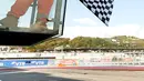 Pembalap Mercedes Lewis Hamilton melintasi garis finis pada gelaran F1 GP Rusia di Sochi Autodrom, Sochi, Minggu (29/9/2019). Hamilton menjadi juara dan mengakhiri rentetan kemenangan Ferrari dalam tiga balapan F1 sebelumnya. (Photo,Yuri Kachetkov/EPA Pool Via AP)