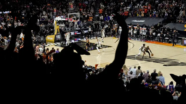 Foto NBA: Chirs Paul Bawa Phoenix Suns Unggul atas Milwaukee Bucks pada Game 1 Final NBA 2021