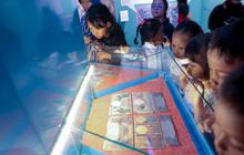 Anak Pekerja Sampah Belajar Sejarah di Kota Tua