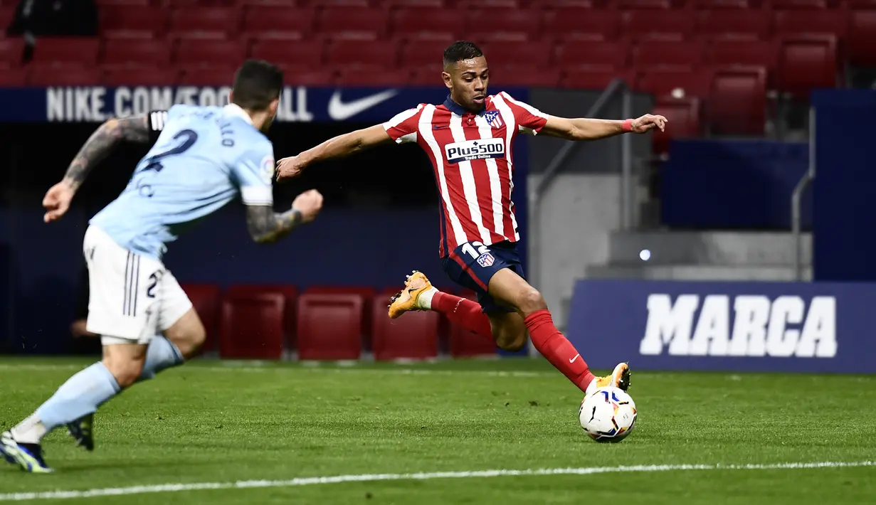 Bek Atletico Madrid,  Renan Lodi menembak bola saat bertanding melawan Celta Vigo pada pertandingan lanjutan La Liga Spanyol di stadion Wanda Metropolitano di Madrid, Spanyol, Selasa (9/2/2021). Meski imbang, Atletico tetap bertengger di puncak klasemen. (AP Photo/Jose Breton)
