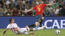 Pemain Spanyol, Andres Iniesta (kanan) melewati adangan pemain Tunisia, Ellyes Skhiri pada laga uji coba di Krasnodar stadium, Rusia, (9/6/2018). Spanyol menang 1-0. (AP/STR)