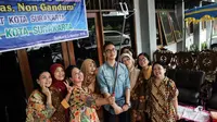 Dalam Lomba Pangan Sehat dan Kudapan tingkat Kota Solo, putra sulung Jokowi, Gibran Rakabuming mencicipi kudapan sehat buatan ibu-ibu PKK. 