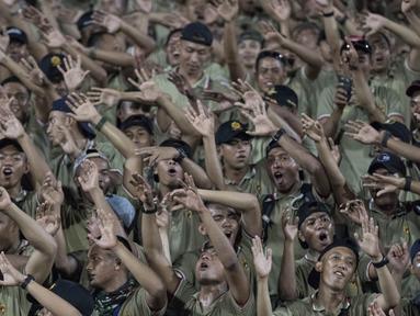 Suporter PS TNI pada laga Piala Jenderal Sudirman melawan Pusamania Borneo FC di Stadion Gelora Delta Sidoarjo, Jawa Timur, Rabu (18/11/2015). (Bola.com/Vitalis Yogi Trisna)