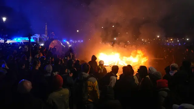 Rusuh! Demonstran Tolak RUU Pensiun Prancis Bentrok dengan Polisi di Paris