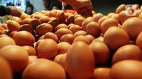Telur ayam ras yang dijual di Pasar Kebayoran Lama, Jakarta, Minggu (5/3/2023). Dinas Ketahanan Pangan, Kelautan, dan Pertanian (DKPKP) DKI Jakarta menyampaikan bahwa terdapat peningkatan permintaan kebutuhan pangan masyarakat jelang Ramadan 2023. (Liputan6.com/Johan Tallo)
