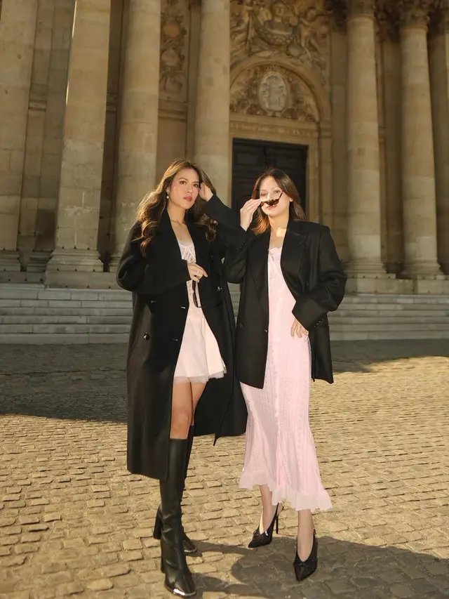 Gaya Fairytale Raisa Andriana Tampil Bak Ballerina dengan Black-Pink Outfit di Paris Fashion Week