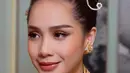 Demikian pula pada bibirnya. Nagita tampak mengenakan lipstik warna coral dengan finishing satin yang menawan. Makeup ini sukses bikin Nagita makin cantik ya, setuju nggak Sahabat Fimela? [@raffinagita1717/@erniaredberry]