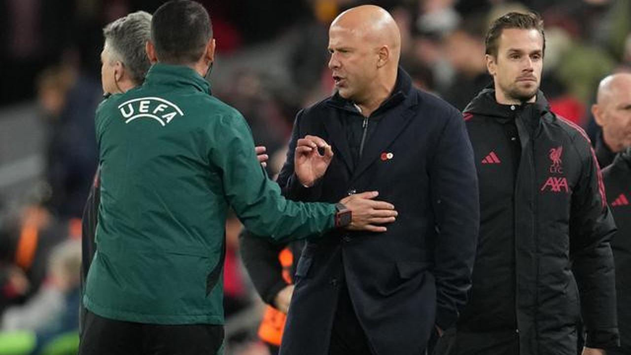 Gary Neville Bela Arne Slot di Tengah Tekanan Berat: Konyol Jika Liverpool Memecatnya Sekarang