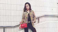 Anti ribet, coba layering outfit dengan variasi outer pilihan aktris Indonesia ini. (Sumber foto: prillylatuconsina96/instagram)