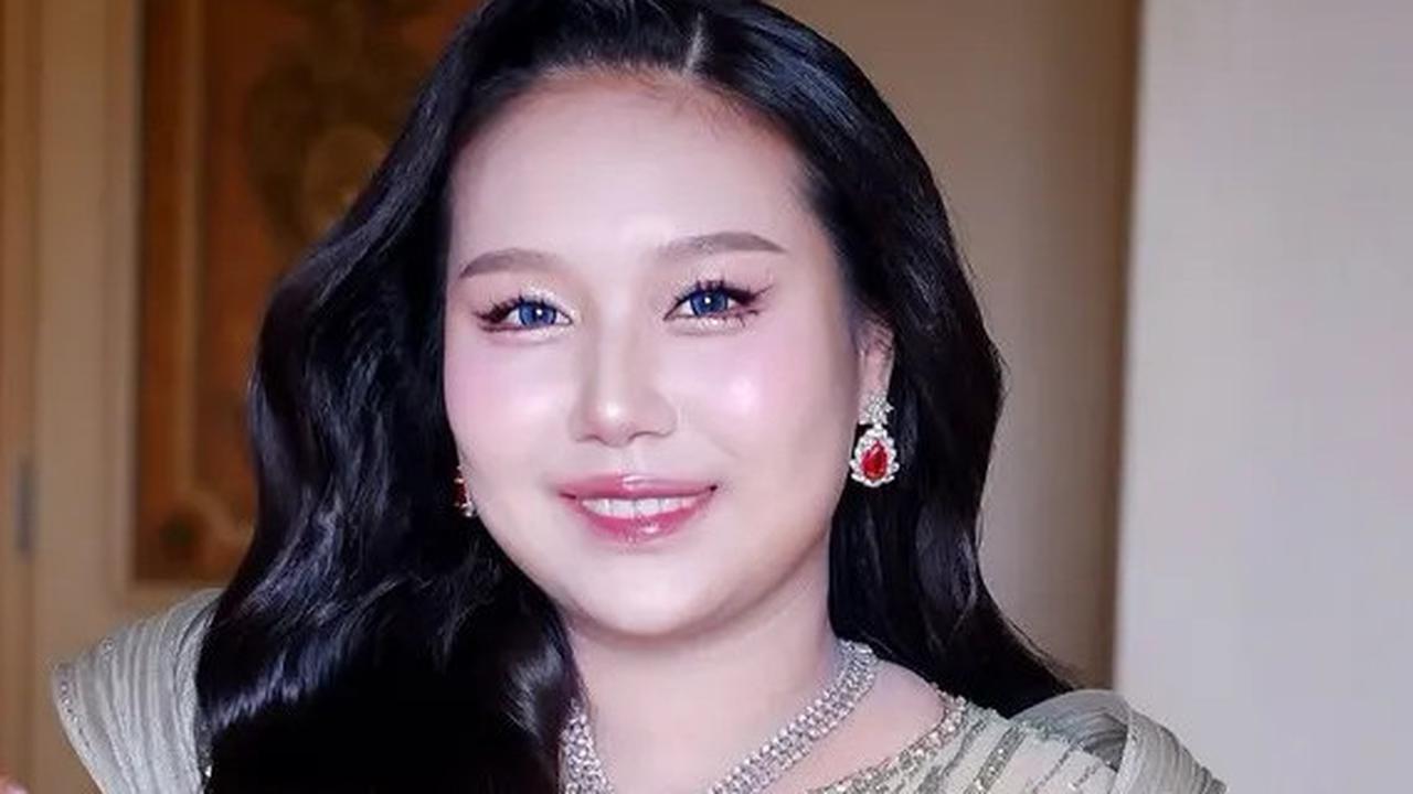 6 Potret Cantik Menawan Sisca Kohl di Acara Sangjit Jessica Jane, Tampil Memukau dengan Makeup Soft Douyin