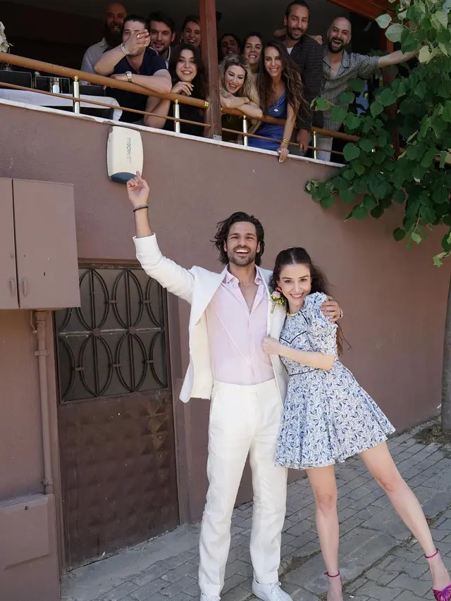 bintang serial Turki Cinta di Musim Cherry Serkan Cayoglu dan Ozge Gurel bertunangan (Foto: Instagram @ozgecangurelofficial)
