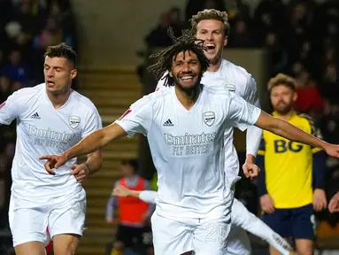 Pemain Arsenal Mohamed Elneny melakukan selebrasi usai mencetak ke gawang Oxford United pada pertandingan sepak bola Piala FA di Stadion Kassam, Oxford, Inggris, 9 Januari 2023. Arsenal menang 3-0. (AP Photo/Frank Augstein)