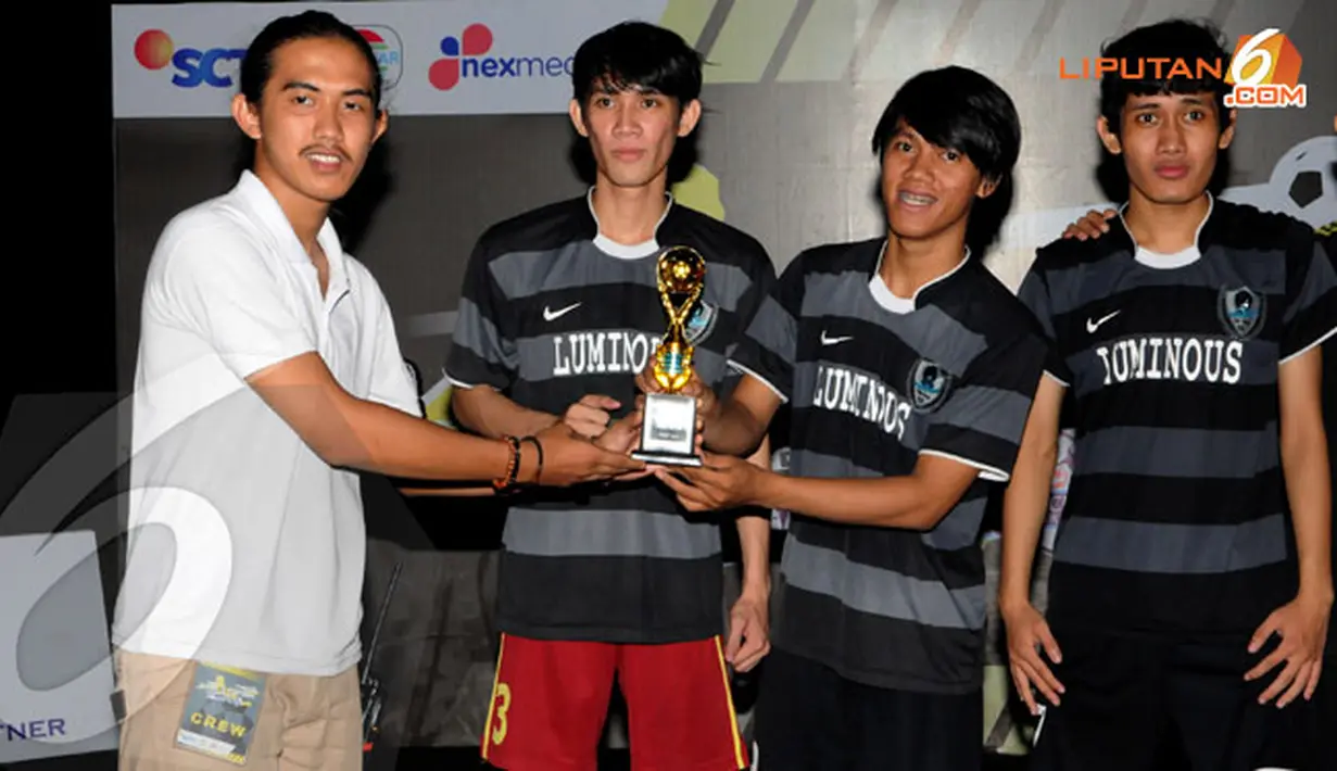Ketua Panitia dari Universita Gunadarma memberikan tropi kepada salah satu pemenang lomba futsal (Liputan6.com/Andrian Martinus)