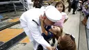 Keluarga para awak kapal menyambut kedatangan USS Ronald Reagan saat tiba di pangkalan angkatan laut Yokosuka, Tokyo, Jepang, (1/10/2015). USS Ronald Reagan tiba di Jepang sehari lebih awal dari yang dijadwalkan. (REUTERS/Yuya Shino)