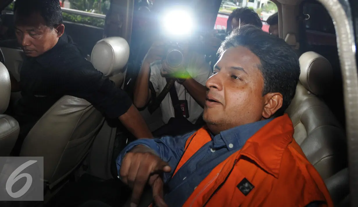 Dirut PT EK Prima Ekspor Indonesia, Rajesh Rajamohanan usai diperiksa KPK, Jakarta, Jumat (25/11). Rajesh mengatakan uang 148.500 dolar Amerika Serikat atau setara Rp 1,9 miliar yang diserahkan kepada Handang karena diperas. (Liputan6.com/Helmi Afandi)