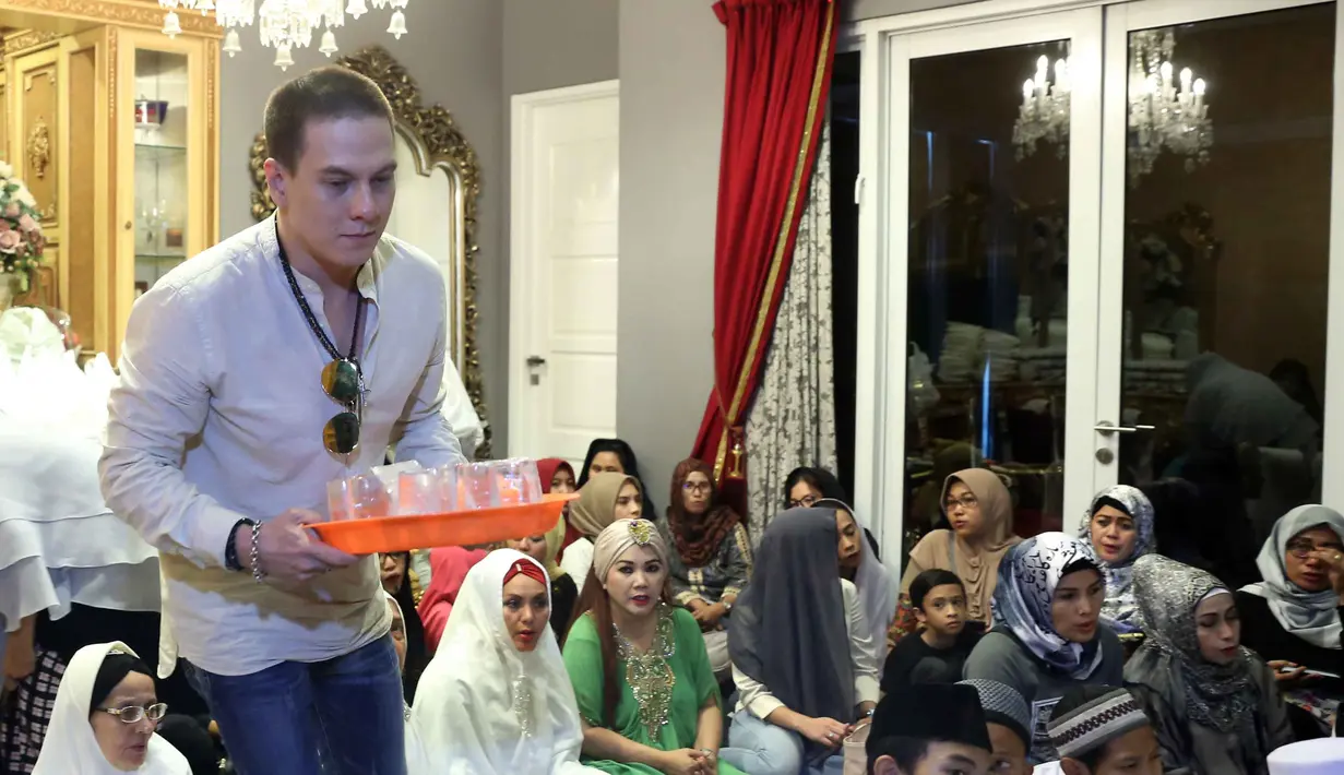 Julia Perez meninggal dunia sejak Sabtu (10/6) siang. Sore harinya langsung di makamkan di TPU Pondok Rangon, Jakarta Timur. Hingga hari ketiga, pihak keluarga terus mengirim doa buat almarhumah. (Nurwahyunan/Bintang.com)