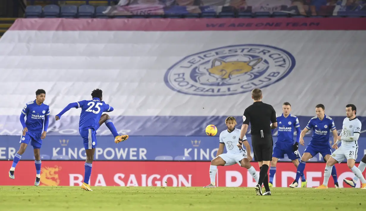 Gelandang Leicester City, Wilfred Ndidi saat mencetak gol ke gawang Chelsea pada pertandingan lanjutan Liga Inggris di Stadion King Power, Rabu (20/1/2021). Leicester City mengumpulkan 38 poin selisih satu poin dari peringkat dua Manchester United. (Michael Regan/Pool via AP)