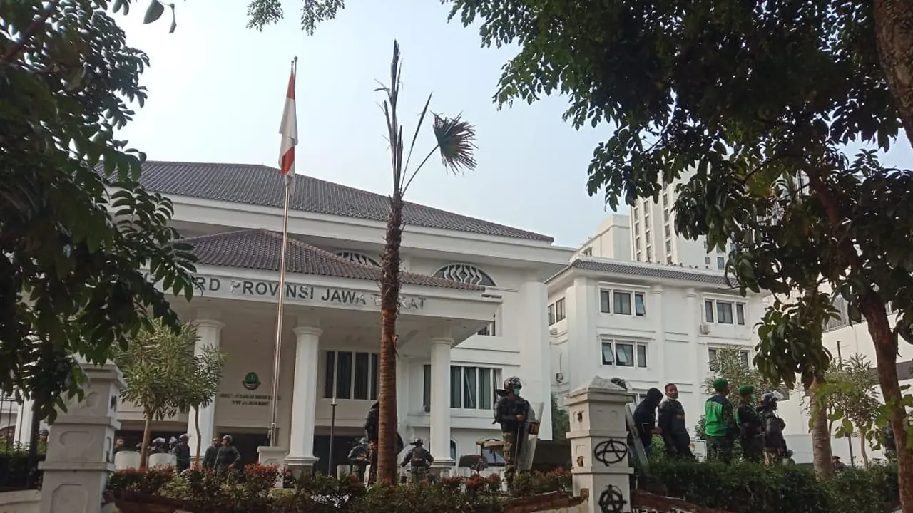 Tembok Pagar DPRD Jabar Jebol