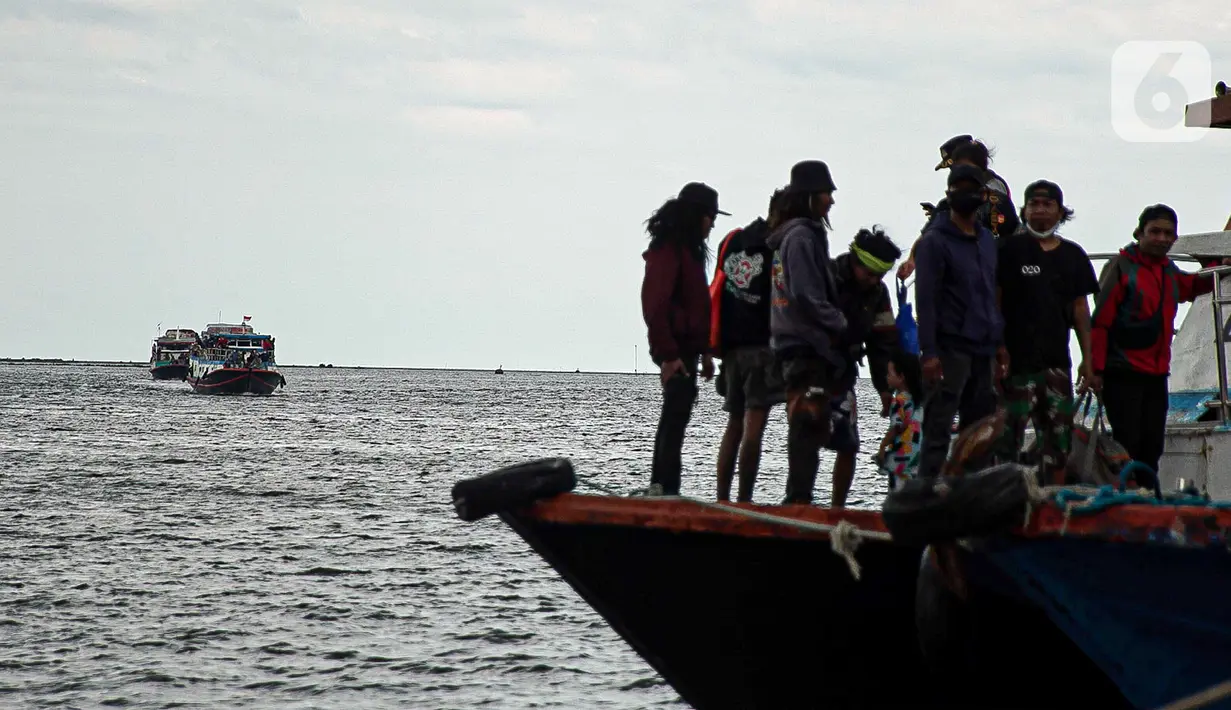 Kapal-kapal yang membawa wisatawan usai liburan Tahun Baru mendekati Pelabuhan Kali Adem, Jakarta, Minggu (2/1/2022). Wisatawan memadati Pelabuhan Kali Adem usai berlibur ke pulau-pulau kecil di utara Jakarta untuk merayakan Tahun Baru. (Liputan6.com/Faizal Fanani)