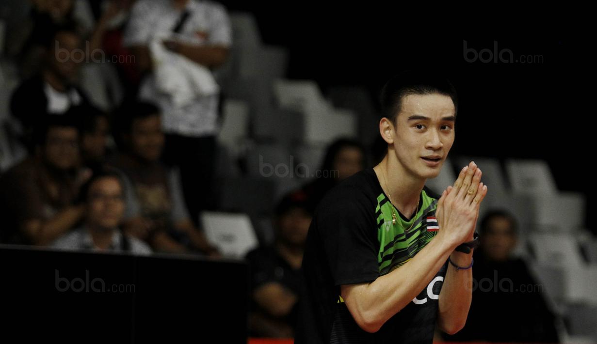 Tunggal putera Thailand, Kantaphon Wangcharoen, tampak bahagia usai menyingkirkan wakil Cina, Lin Dan, pada laga Indonesia Masters 2018 di Istora Senayan, Rabu (24/1/2018). Lin Dan takluk 21-15 21-19. (Bola.com/M Iqbal Ichsan)