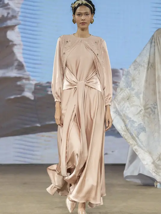 <p>Dress berbahan silk dengan aksen cape dan belt warna cream membuat tampilanmu stunning di Hari Raya. (Dok/KLAMBY).</p>