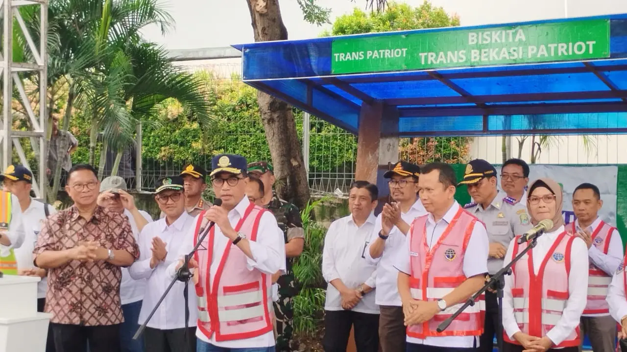 Menteri Perhubungan (Menhub) Budi Karya Sumadi resmikan layanan angkutan massal perkotaan Biskita Trans Bekasi Patriot, Minggu (3/3/2024).