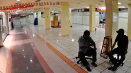 Suasana pertokoan yang ada di Pasar Baru, Jakarta, terlihat lengang, (30/7/2014). (Liputan6.com/Faizal Fanani)