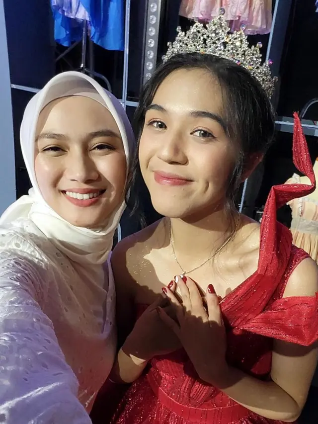 Melody dan Gaby eks JKT48 di konser perayaan 10 tahun. (Sumber: Instagram/@melodylaksani92)
