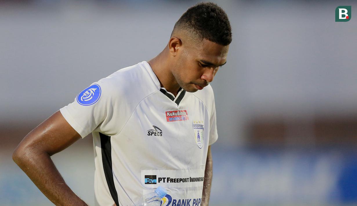 Mereka hanya bisa menundukkan kepala sebagai tanda rasa kekecewaan mendalam harus terjerumus ke jurang degradasi. (Bola.com/M Iqbal Ichsan)