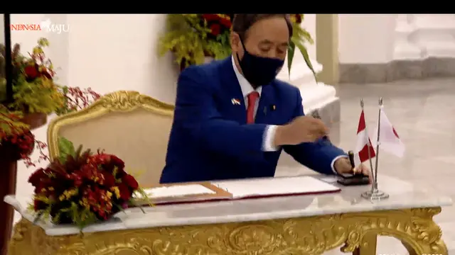 Proses penandatanganan oleh PM Suga di Istana Bogor, Selasa (20/10/2020). (Screenshot Youtube Sekretariat Presiden)