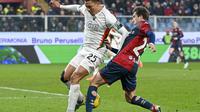 Pemain Genoa, Fabio Miretti (kanan), berebut bola dengan pemain Venezia, Joel Schingtienne, dalam laga giornata 25 Serie A Liga Italia yang berlangsung di Stadion Luigi Ferraris, Selasa (18/2/2025) dini hari WIB. Genoa menang 2-0 atas Venezia dalam laga ini. ((Tano Pecoraro/LaPresse via AP))
