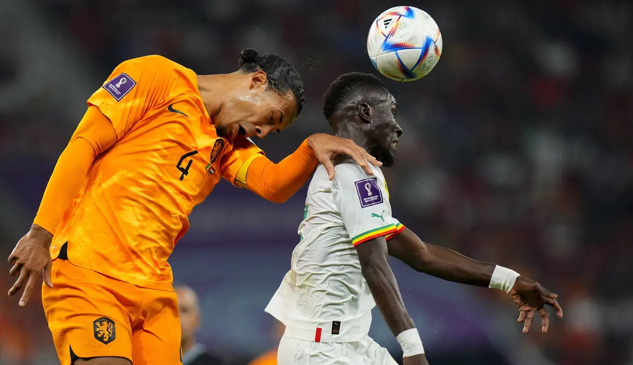 Dipimpin sang kapten Virgil van Dijk, Belanda tampak kesulitan untuk mengembangkan permainan di awal babak pertama. (AP/Petr David Josek)
