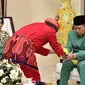 Penjabat Gubernur Gorontalo Ismail Pakaya saat menerima penyerahan persembahan adat pada prosesi upacara adat Mopotilolo Jumat (26/5/2023). (Foto : Mila)