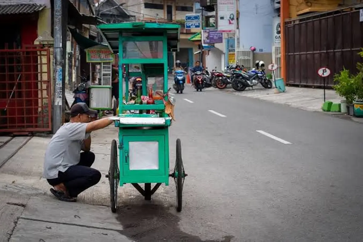 Sedih! Gerobak Bakso Bapak Ini Mendadak Ambruk, Baksonya Tumpah Ruah ke Jalanan