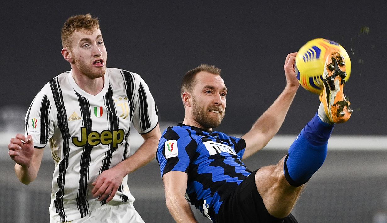 Gelandang Inter Milan, Christian Eriksen (kanan) mengontrol bola dibayangi striker Juventus, Dejan Kulusevski dalam laga leg kedua semifinal Coppa Italia 2020/21 di Juventus Stadium, Turin, Selasa (9/2/2021). Inter Milan bermain imbang 0-0 dan gagal lolos ke final. (LaPresse via AP/Marco Alpozzi)