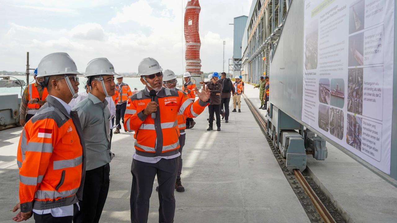 Wapres Gibran Tinjau Proyek Pengembangan Dermaga dan Fasilitas Produksi Tuban, Harap Segera Beroperasi