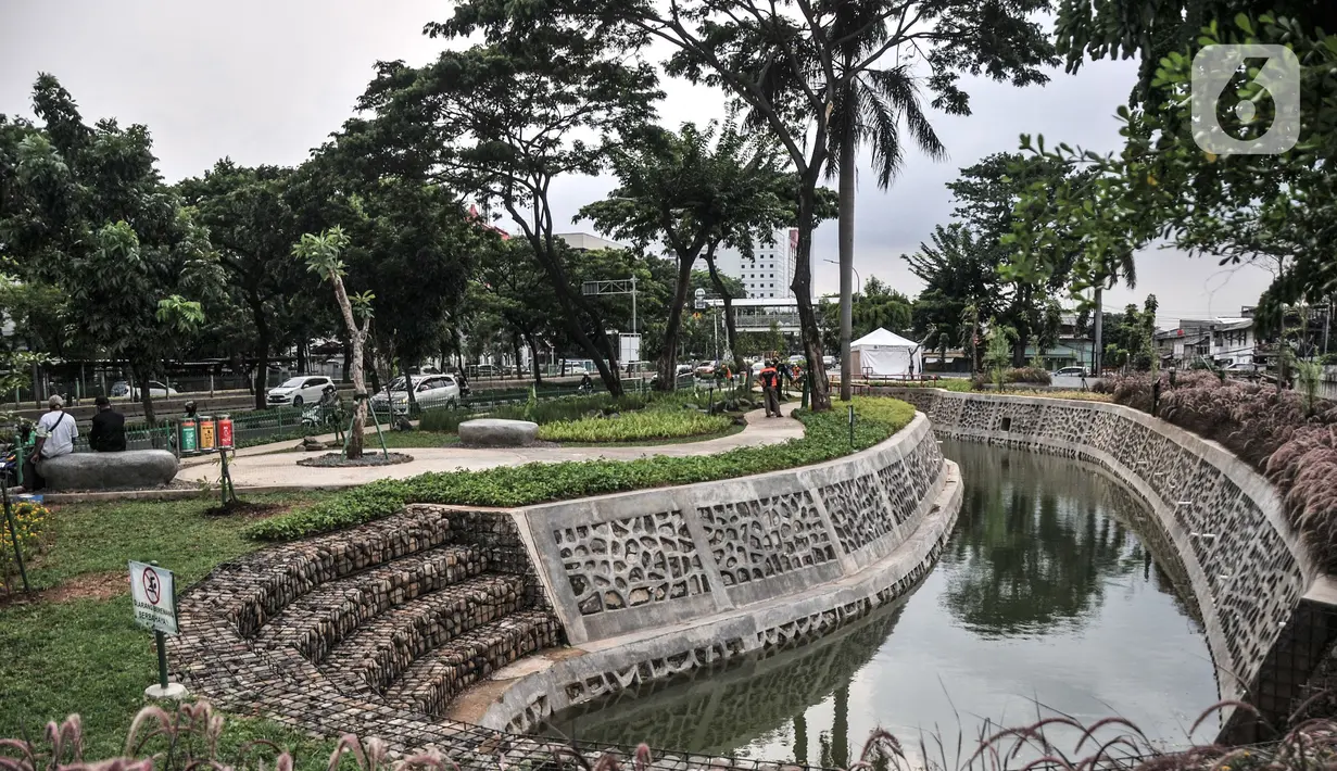 Warga saat berkunjung ke Taman Biotrans di Jalan Suprapto, Cempaka Putih, Jakarta, Minggu (19/12/2021). Gubernur DKI Jakarta Anies Baswedan meresmikan Taman Biotrans yang merupakan kombinasi ruang terbuka hijau dan biru. (merdeka.com/Iqbal S. Nugroho)