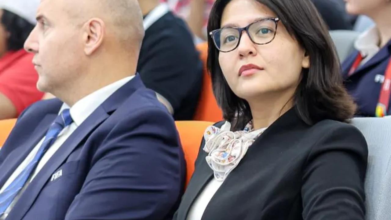 Wakil ketua umum PSSI, Ratu Tisha tampak duduk di samping Direktur Kompetisi Usia Muda FIFA, Roberto Grassi  saat menghadiri acara tersebut.