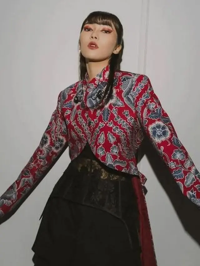 Inspirasi Baju Batik Kombinasi untuk Pesta Pernikahan ala Artis, dari Yura Yunita hingga Nadine Chandrawinata. (instagram/wilsenwillimofficial)