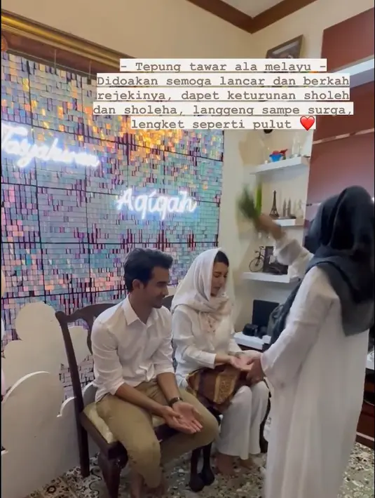 Dari video yang diunggah di instagram story artis kelahiran Medan 29 tahun, keduanya tampak khusyu menjalani prosesi tepung tawar. [Instagram/tengkutezi]