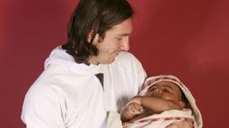 Foto tersebut diambil oleh fotografer lepas Joan Monfort untuk keperluan kalender amal yang dibuat klub Barcelona bekerja sama dengan Unicef. (AP Photo/Joan Monfort)