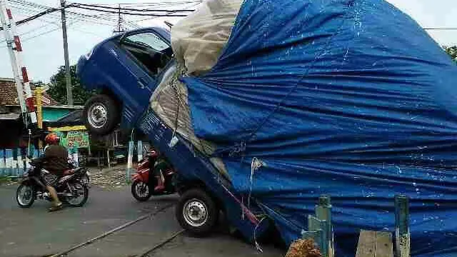 7 Potret Mobil Ketiban Sial, Bikin Kita Gak Habis Pikir