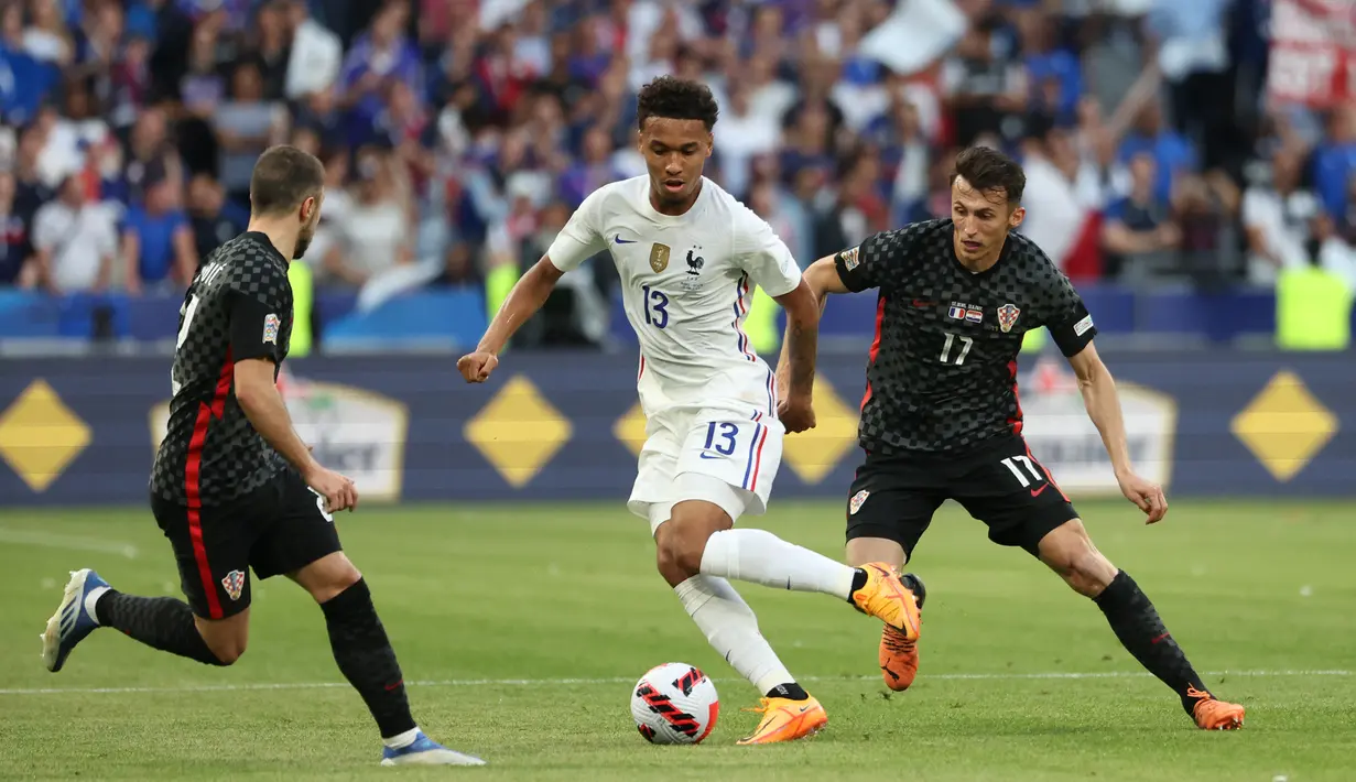 Gelandang Prancis, Boubacar Kamara (tengah)  mengontrol bola dari kawalan pemain Kroasia, Ante Budimir pada laga keempat Grup A1 UEFA Nations League 2022/2023 di Stade de France di Saint-Denis, di Paris, Selasa (14/6/2022). Kroasia menang tipis atas Prancis 1-0.  (AFP/Thomas Samson)