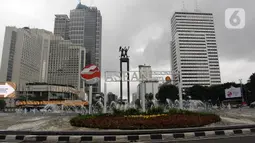 Logo KTT ASEAN Summit 2023 menghiasi kawasan di Bundaran Hotel Indonesia (HI), Jakarta Pusat, Kamis (2/2/2023). KTT ASEAN Summit 2023 ini akan dilaksanakan pada 5 hingga 7 Mei mendatang. (Liputan6.com/Johan Tallo)