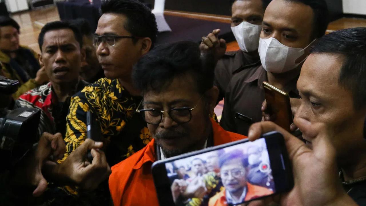 Politikus partai NasDem tersebut mengaku telah menjalani pemeriksaan selama dua malam berturut-turut sejak penangkapan pada Kamis (12/10) malam.<br>