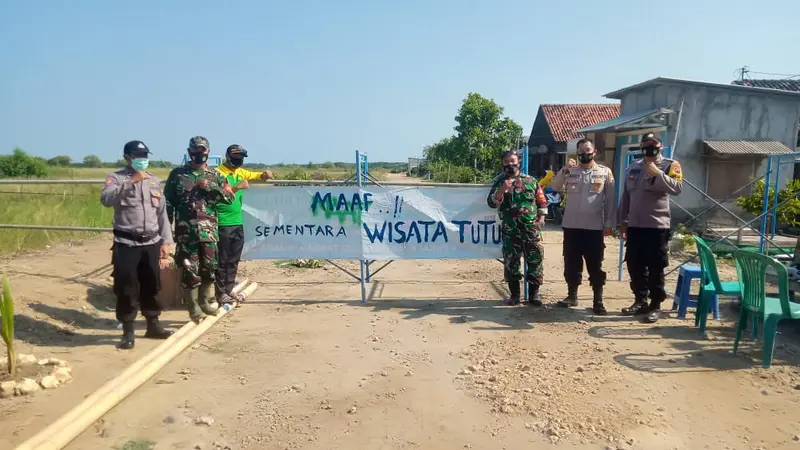 TNI Polri memastikan akses masuk ke Pantai Istambul Demak ditutup sementara, Minggu 16/5/2021. (Foto: Liputan6.com/Kusfitria Marstyasih)