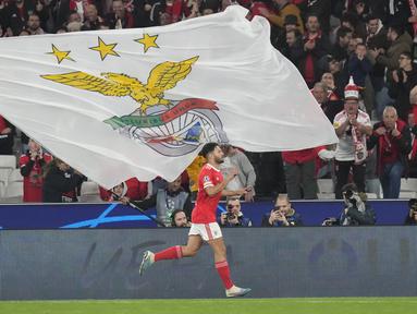 Penyerang Benfica, Goncalo Ramos berselebrasi setelah mencetak gol ke gawang Club Brugge selama pertandingan babak 16 besar Liga Champions di stadion Luz di Lisbon, Portugal, Rabu (8/3/2023). Goncalo Ramos menjadi bintang dengan dua golnya dan mengantar Benfica menang telak atas Club Brugge 5-1 dengan agregat 7-1.(AP Photo/Armando Franca)